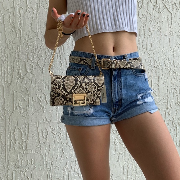 A clutch and belt set - Picture 2 of 3